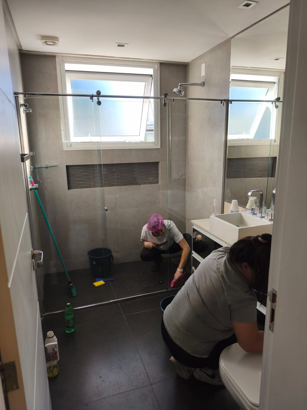Equipe em limpeza pós-obra
