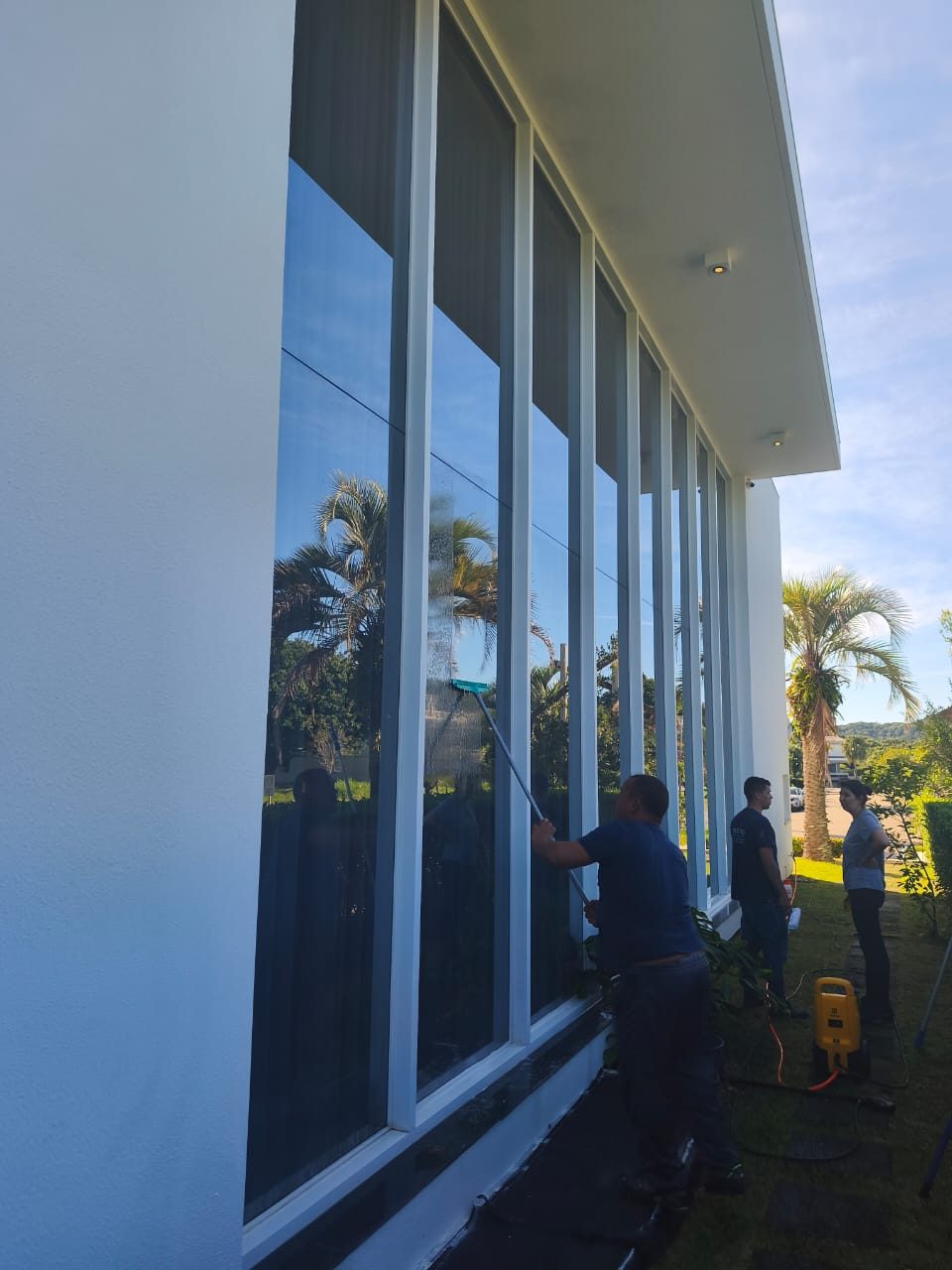 Equipe limpando fachada